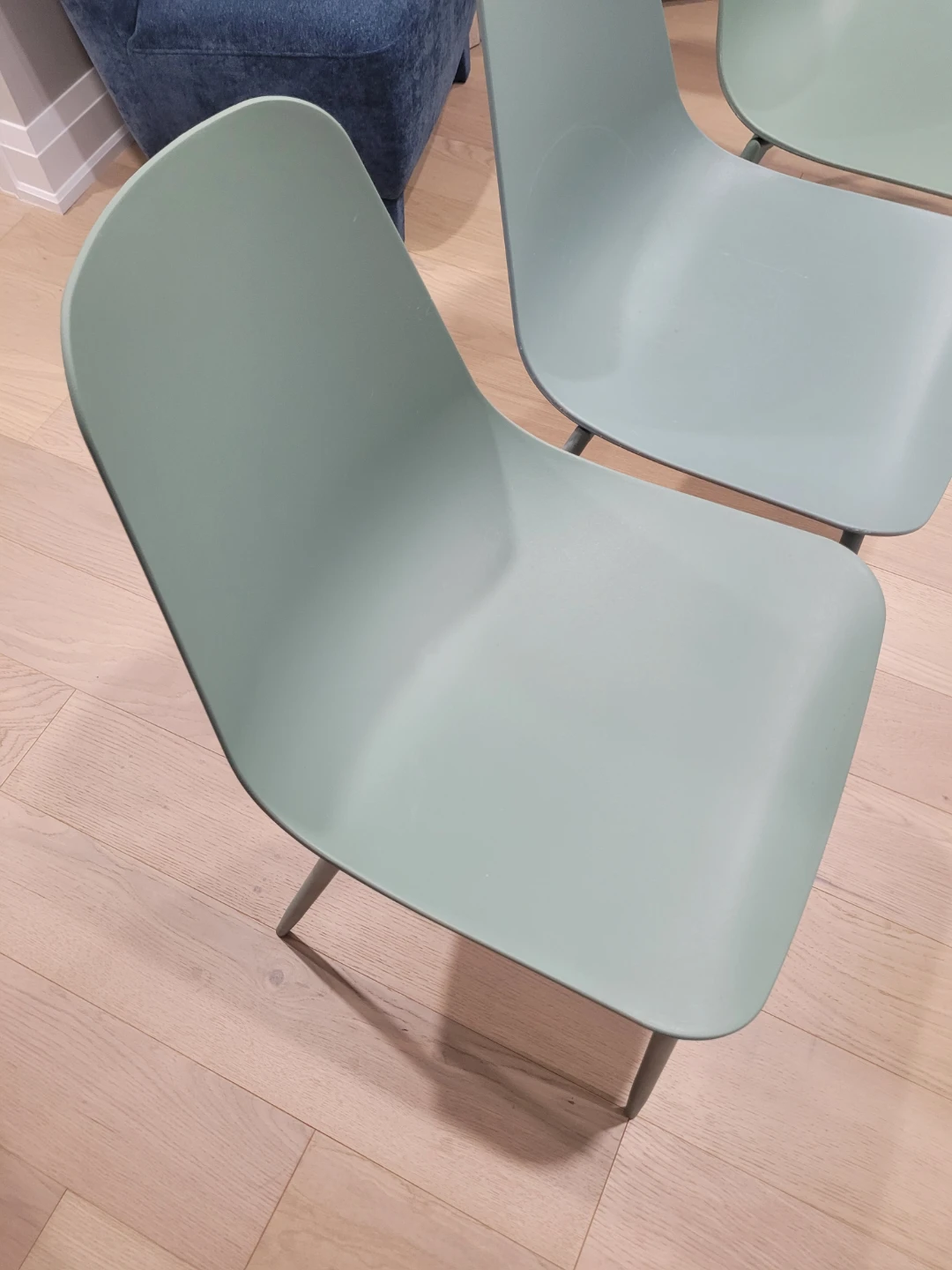 Sage green plastic chairs (set of 5) - photo 2