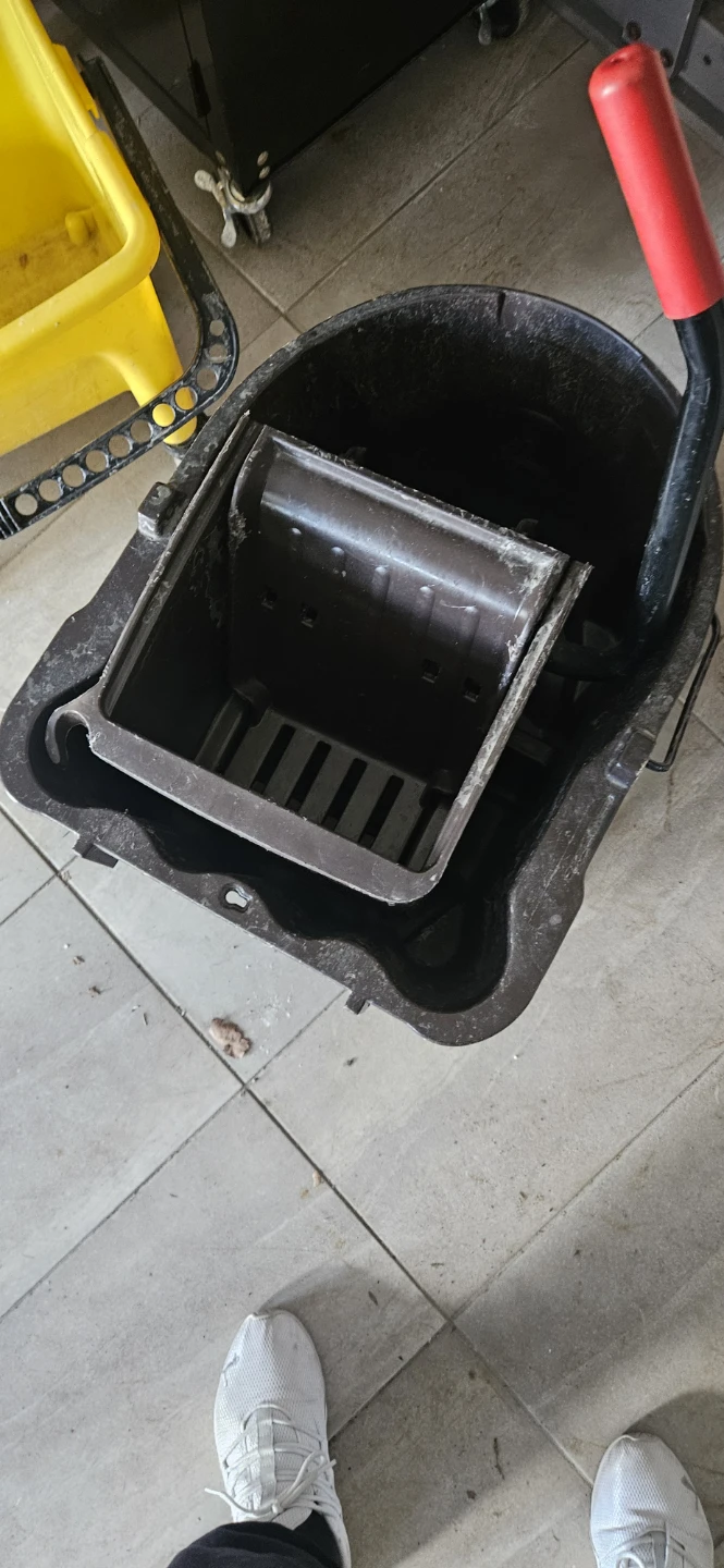 Rubbermaid Wave Brake Mop Bucket with Wringer