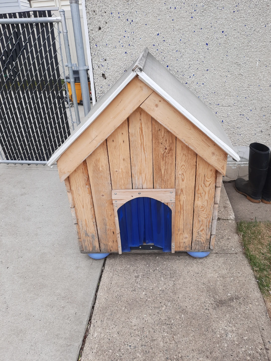 Wooden Dog House (fully  isolated)