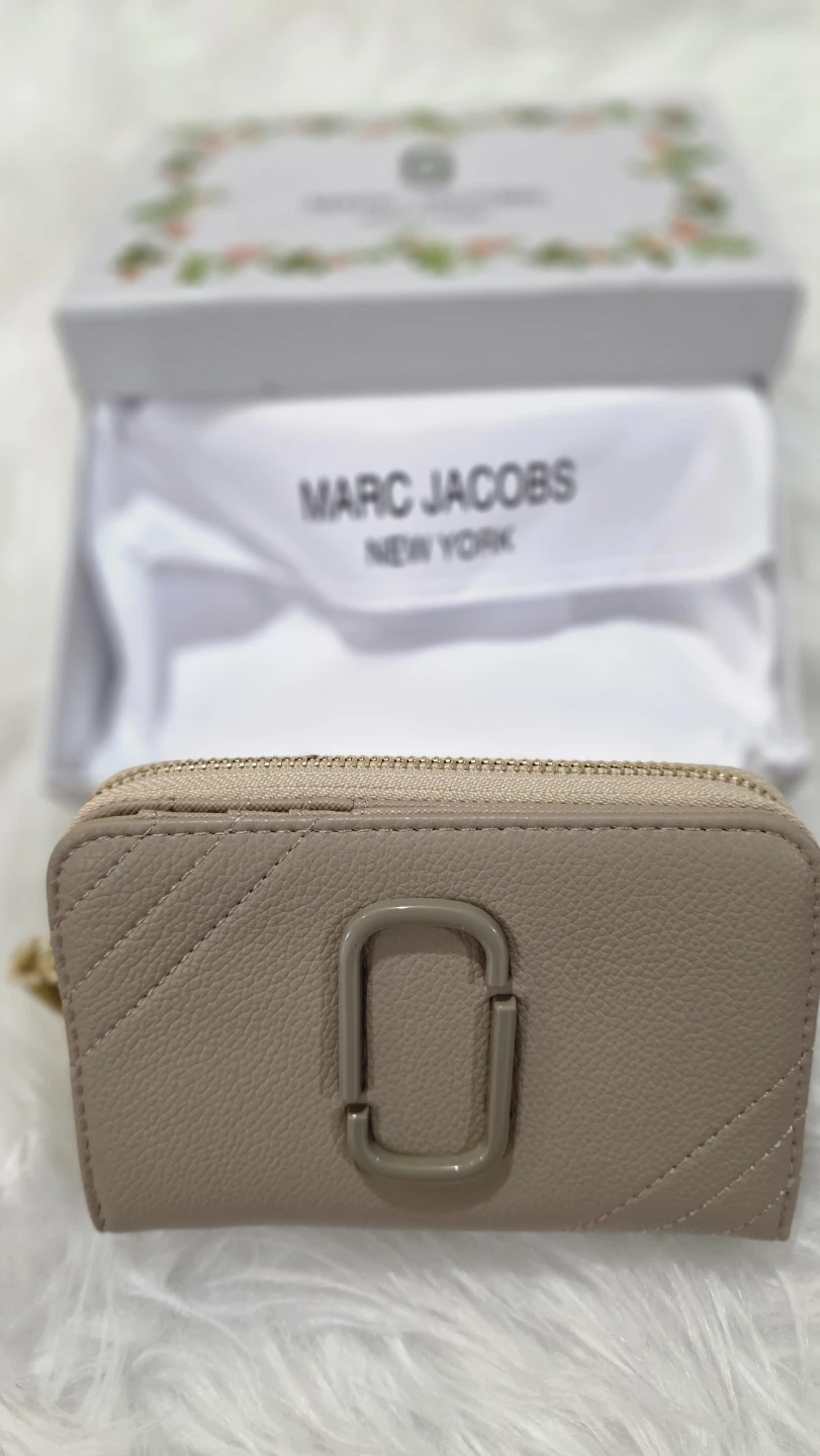 M @ r c  J@ c 🏀b sThe Snapshot Bi-Fold Wallet