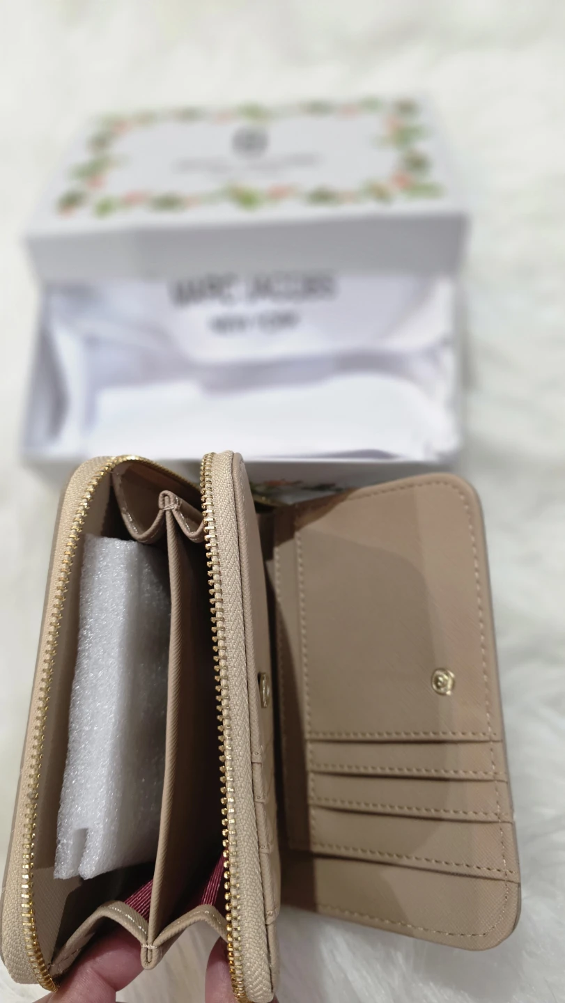 M @ r c  J@ c 🏀b sThe Snapshot Bi-Fold Wallet - photo 2
