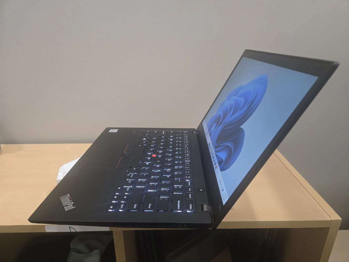 Lenovo ThinkPad T14s Laptop - photo 2