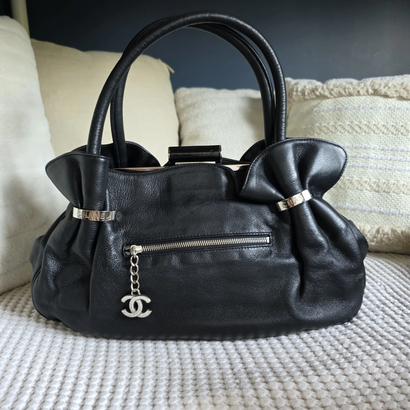 CHANEL Black Leather Handbag - photo 4