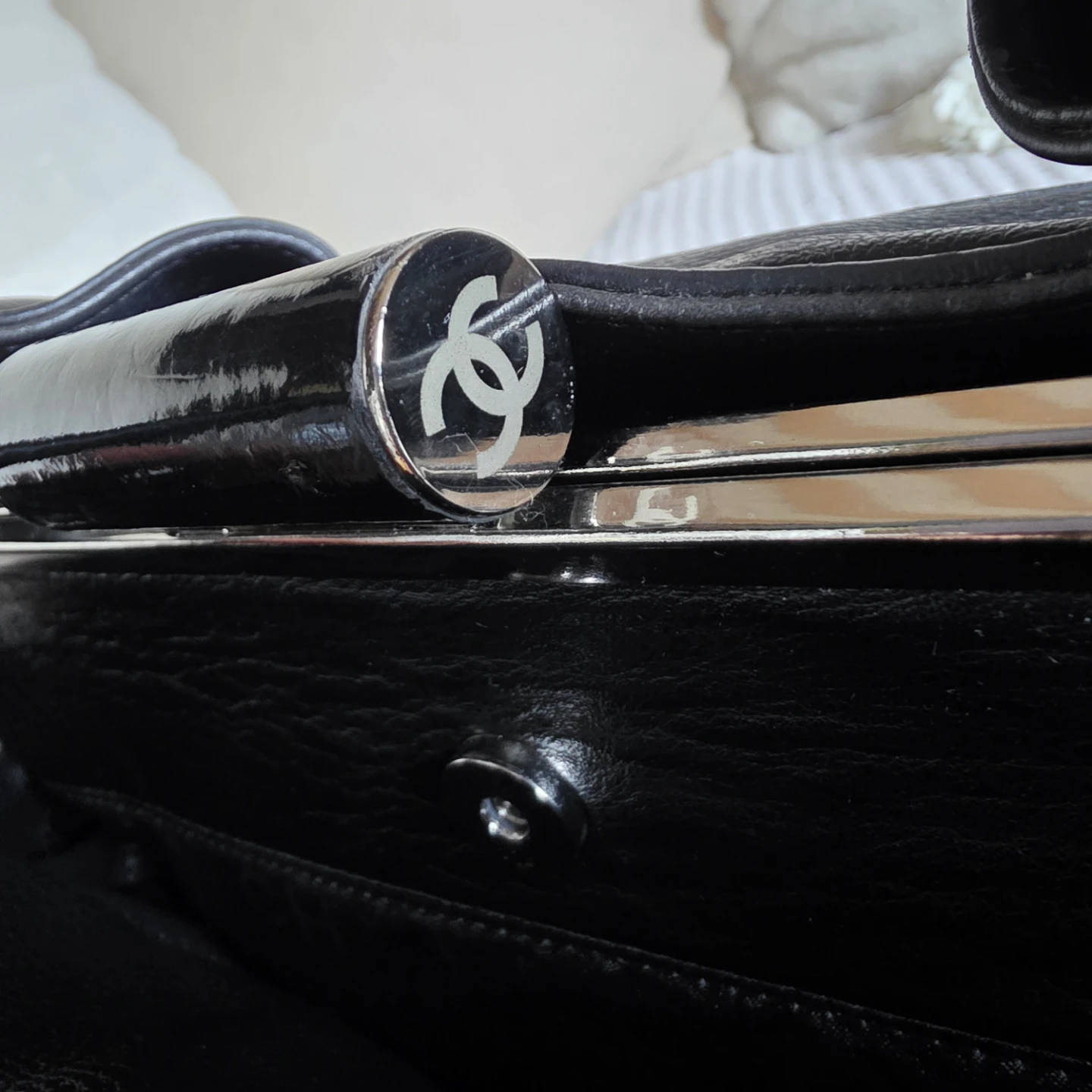 CHANEL Black Leather Handbag - photo 5