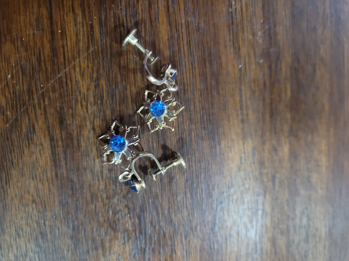 Gold-tone screw-back earrings with blue gems - photo 2