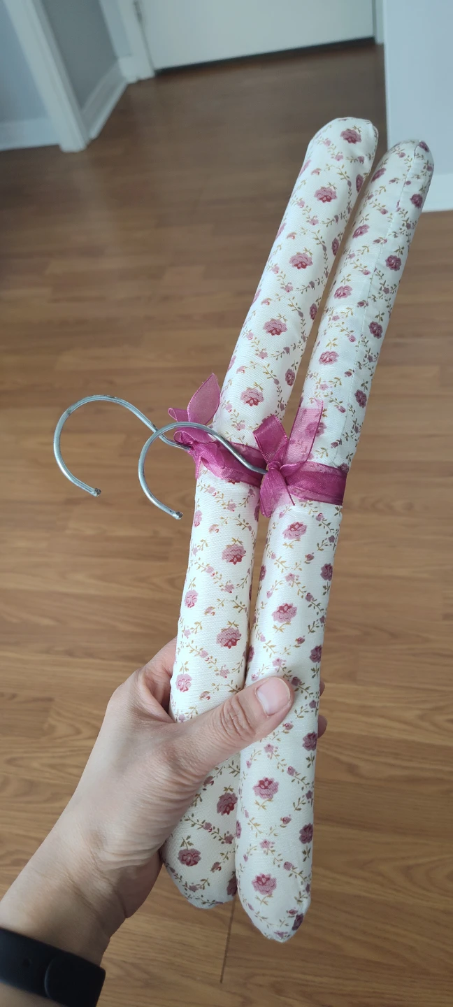 Padded Hangers with Floral Print (Set of 2)