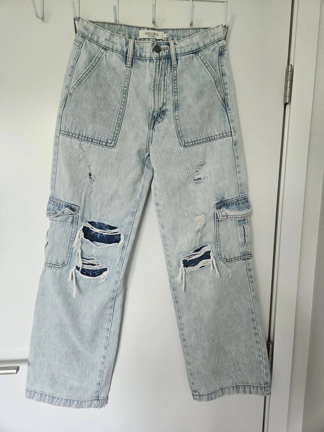 HIDDEN Los Angeles Distressed Light Wash Cargo Jeans Size 25 - photo 2
