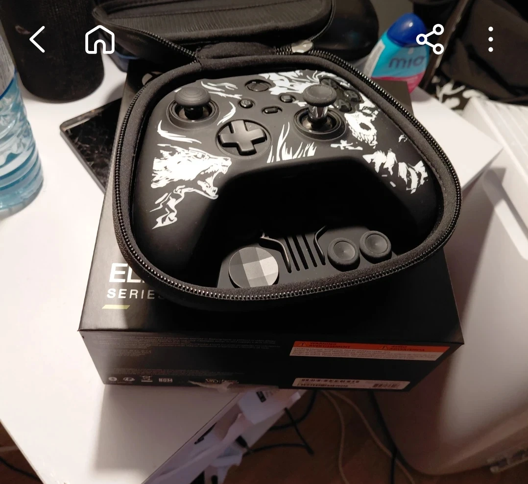 Xbox Elite Series 2 Controller whit Xbox controller