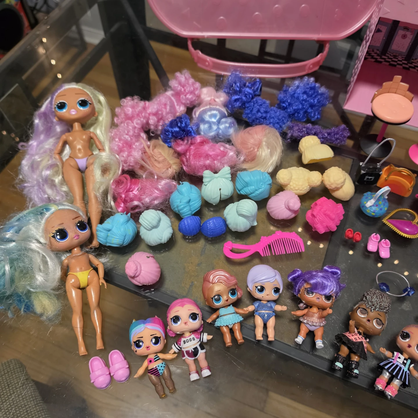 BIG Lot of LOL Dolls & Accessories- EUC - photo 2