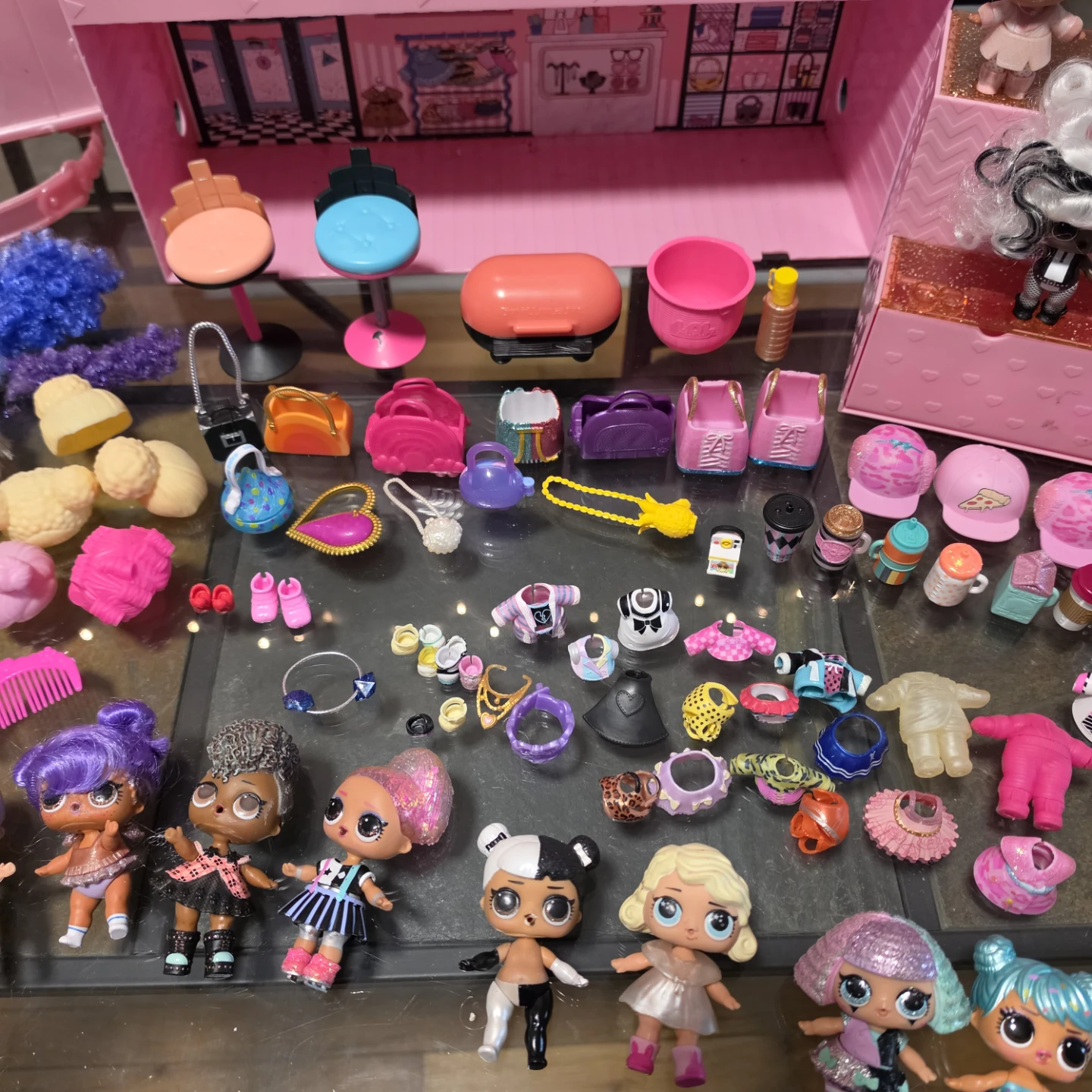 BIG Lot of LOL Dolls & Accessories- EUC - photo 3