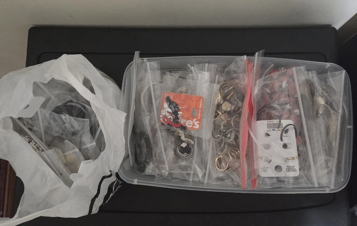 136 pre-packaged Jewelry lot - photo 2
