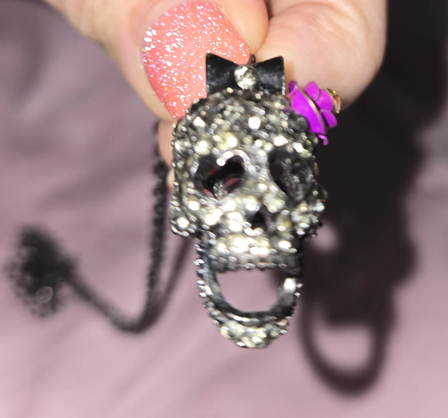 🥕 Sparkly Skull Pendant Necklace with Flower Accent