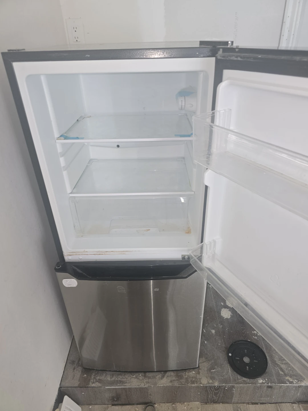 Insignia Mini Fridge - photo 4