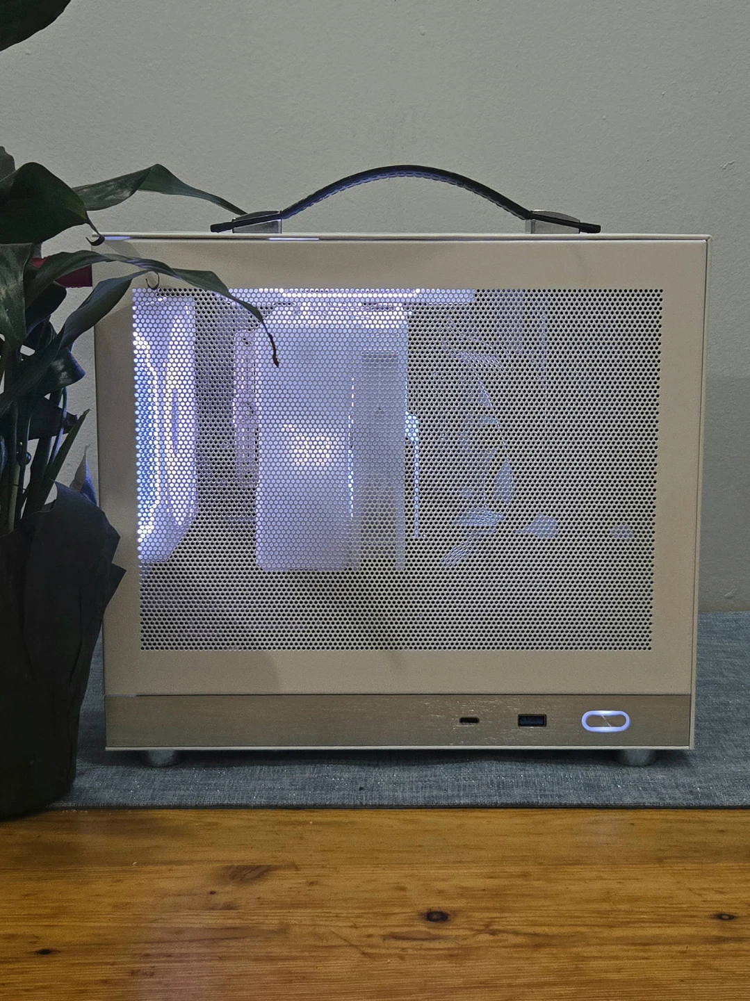 RTX 4070 SUPER ITX Gaming PC - photo 2