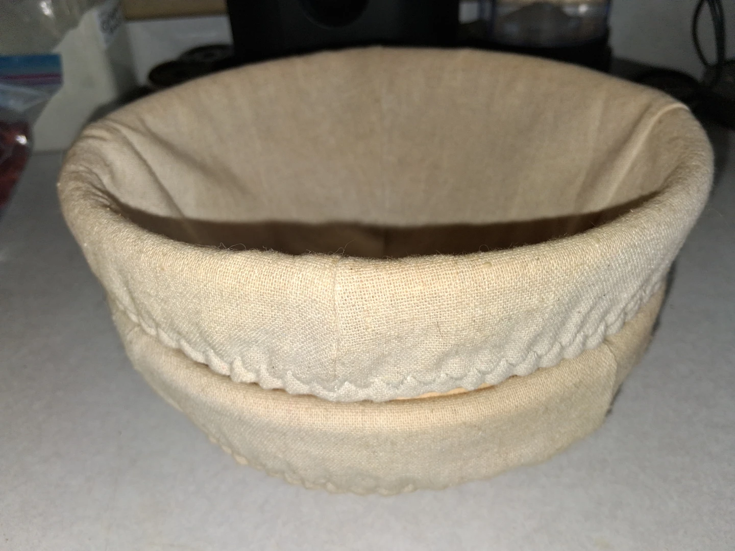 2 round 1 oval proofing bowls.