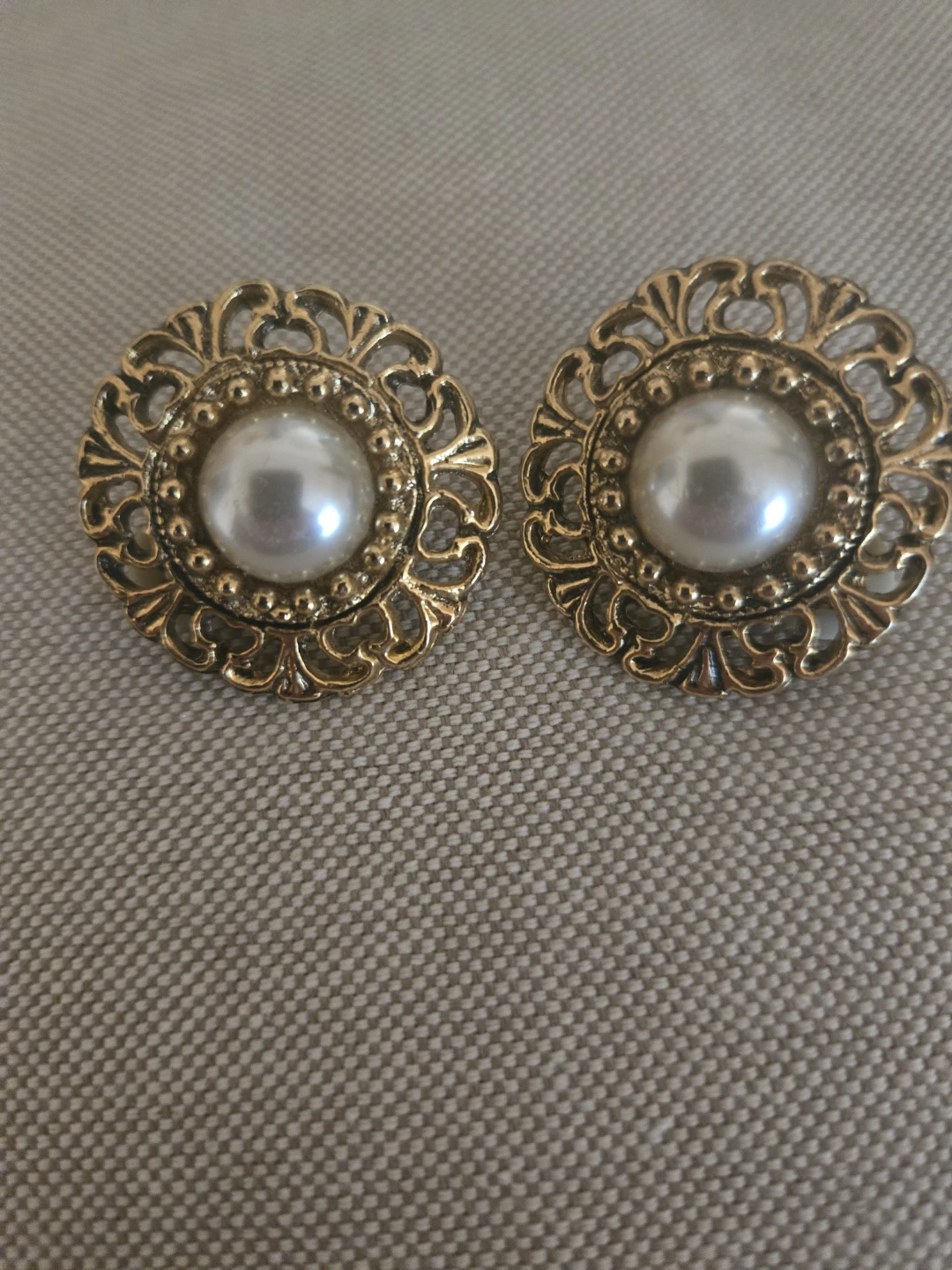 2 Pair Vintage Clip Earrings circa 1980's - photo 2