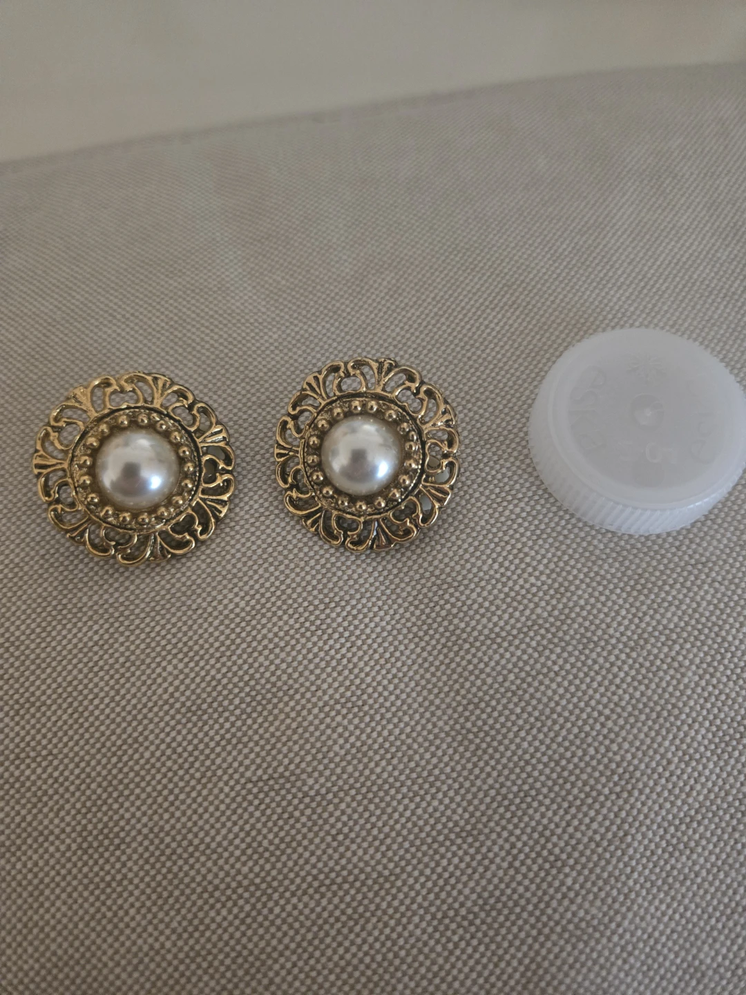 2 Pair Vintage Clip Earrings circa 1980's - photo 3