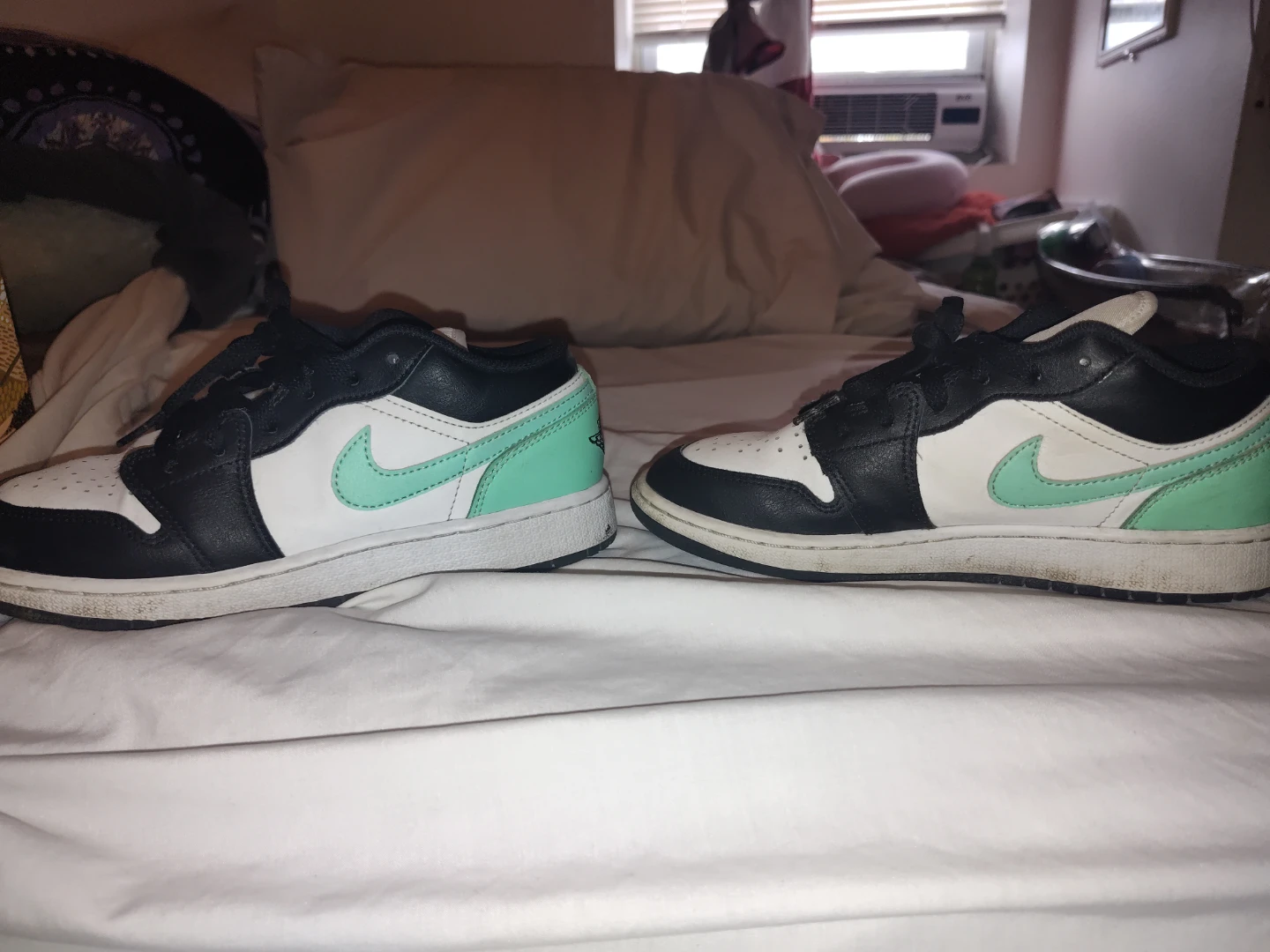 Jordan 1 Low SE "Arctic Punch" Shoes