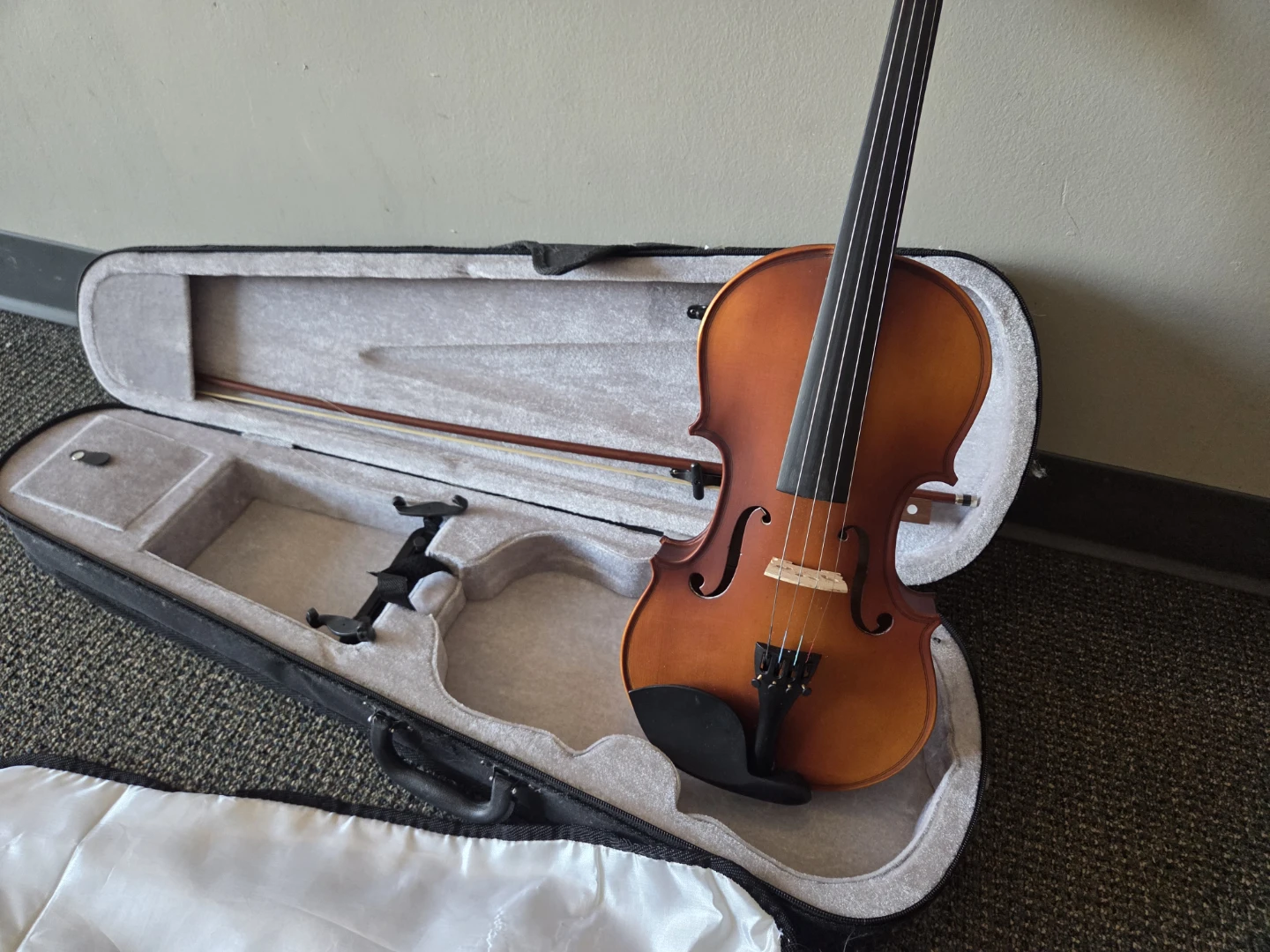 Mendini Violin with Case and Bow