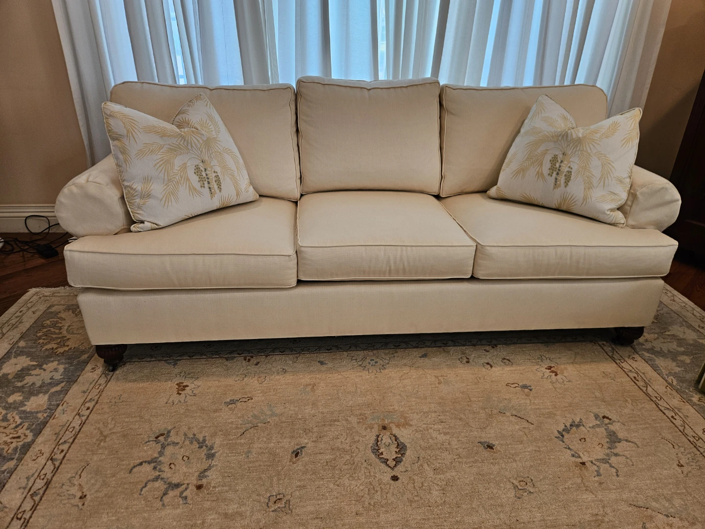 Henredon Cream Sofa with Decorative Pillows - photo 2