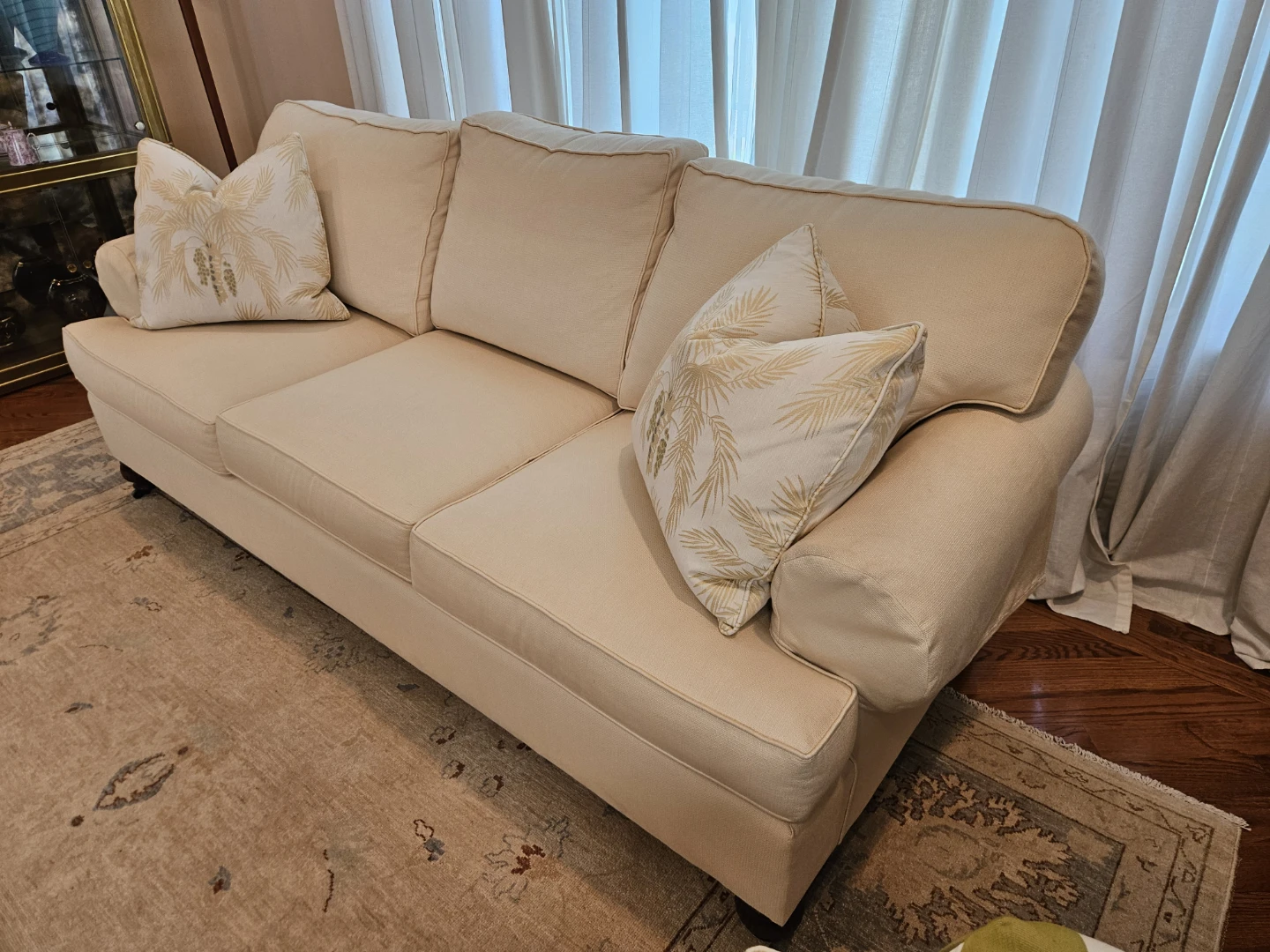 Henredon Cream Sofa with Decorative Pillows - photo 3