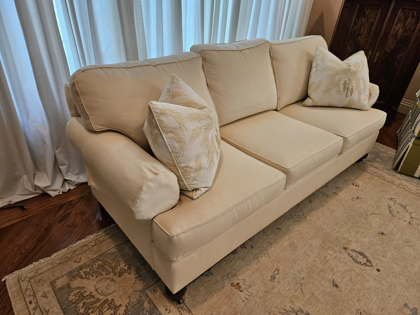 Henredon Cream Sofa with Decorative Pillows - photo 4
