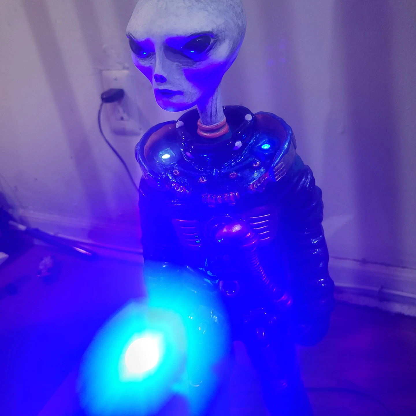 Alien Figure Lamp - photo 3
