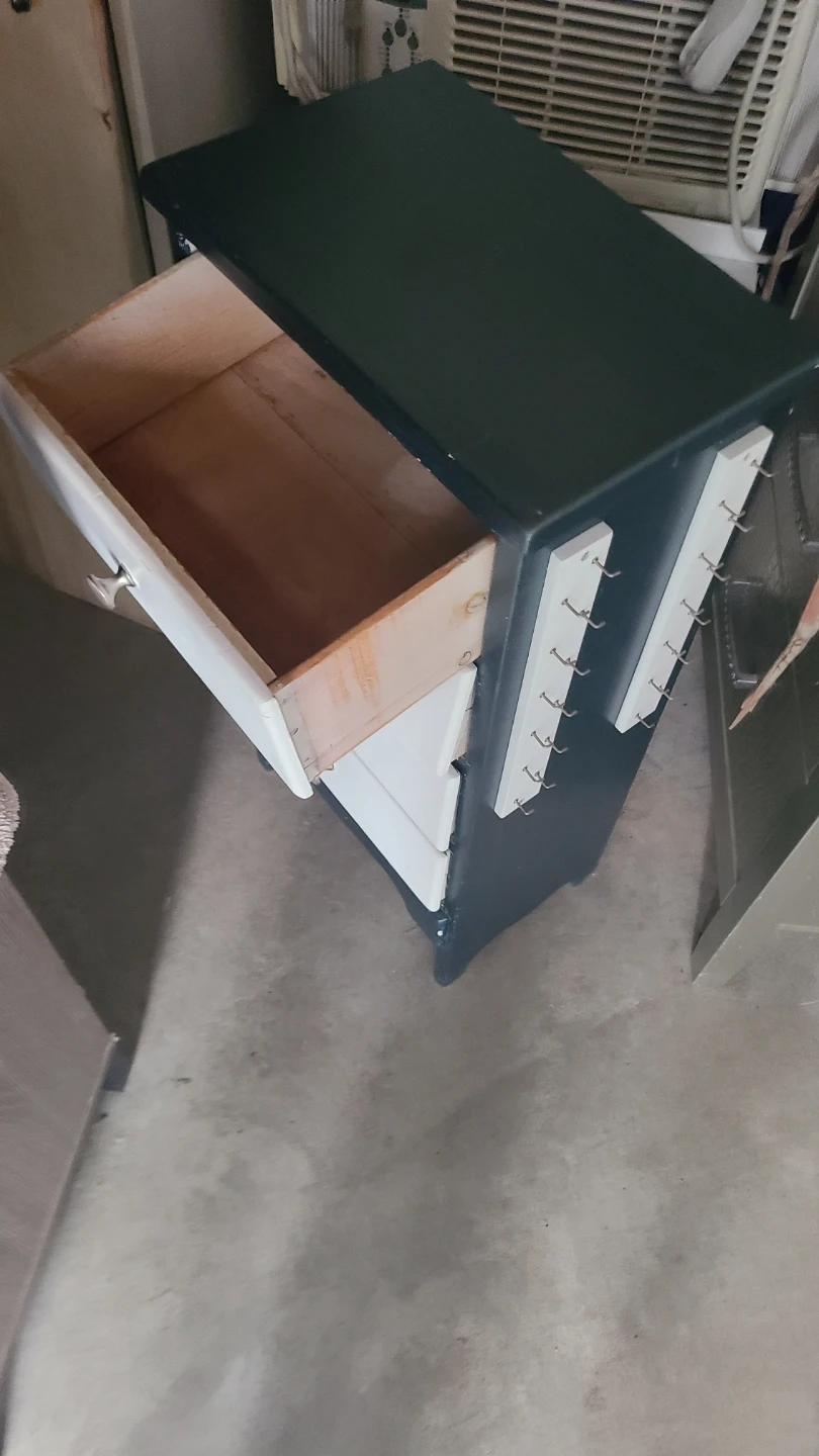 Small Dark Green and White Dresser with 4 Drawers - photo 4