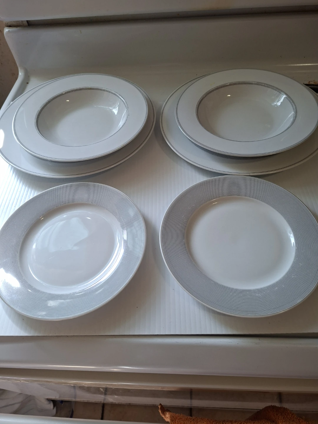 White Dinner Plates with Silver Rim Set - photo 3