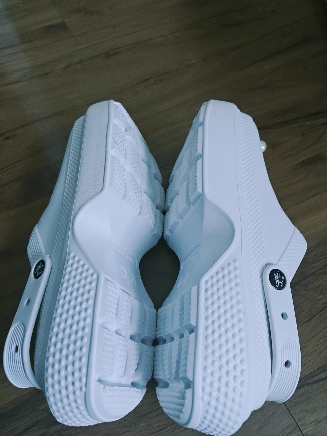 $15 BRAND NEW White Crocs/Clog with Charms - Size 39 - photo 4