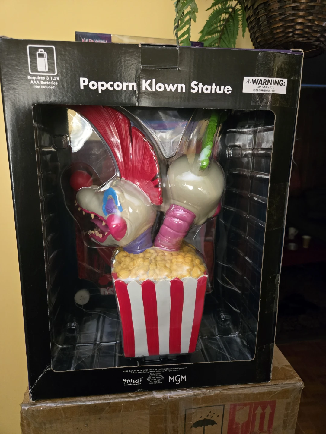 Spirit Halloween Killer Klowns Popcorn Klown Statue - photo 3
