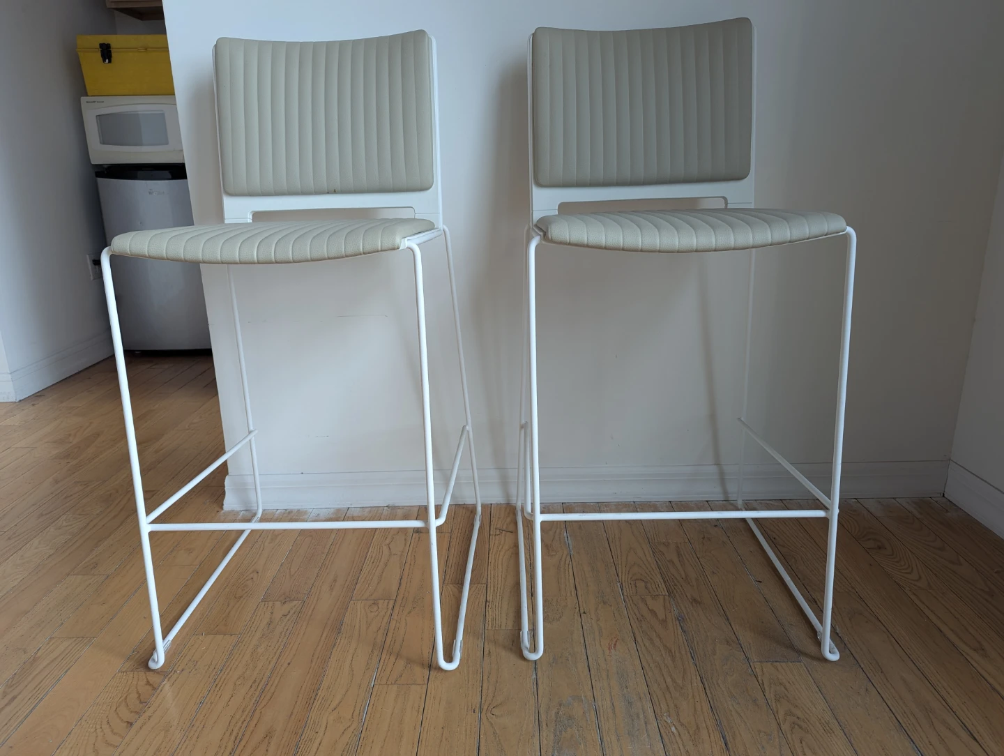Set of 2 White Metal Bar Stools with Padded Seats - photo 3