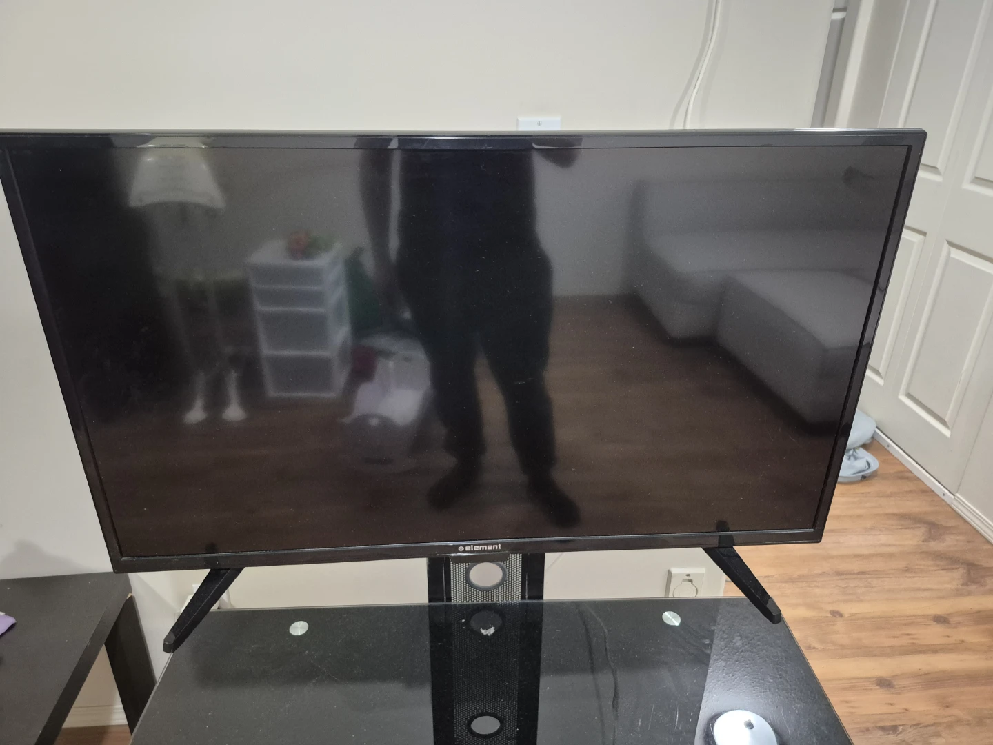 Element 32-inch TV and 3-Shelf Media Console - photo 3