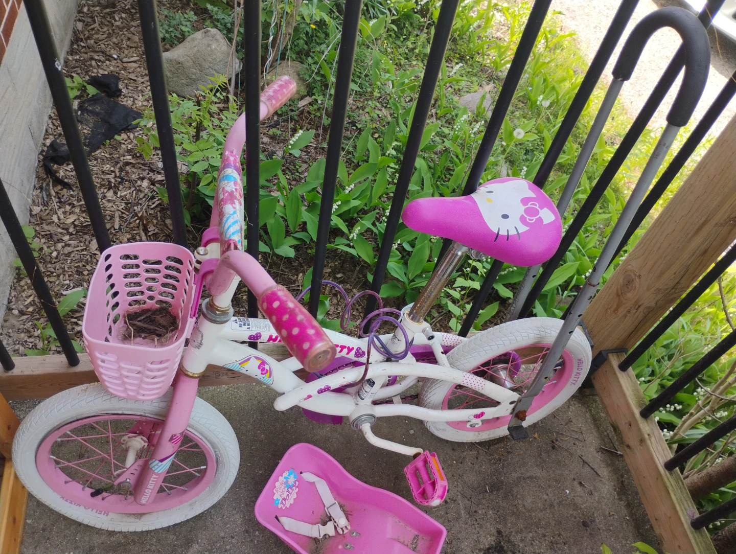 Hello Kitty Kids Bike with Pink Basket - photo 2
