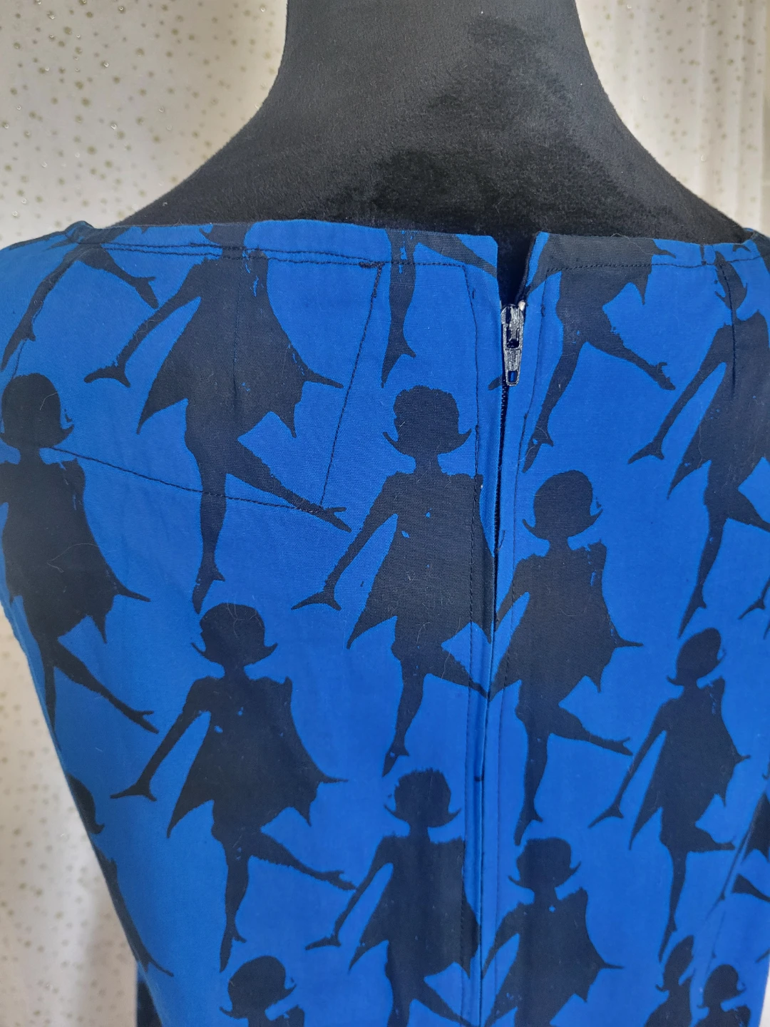 Blue sleeveless dress with black silhouette pattern - photo 3