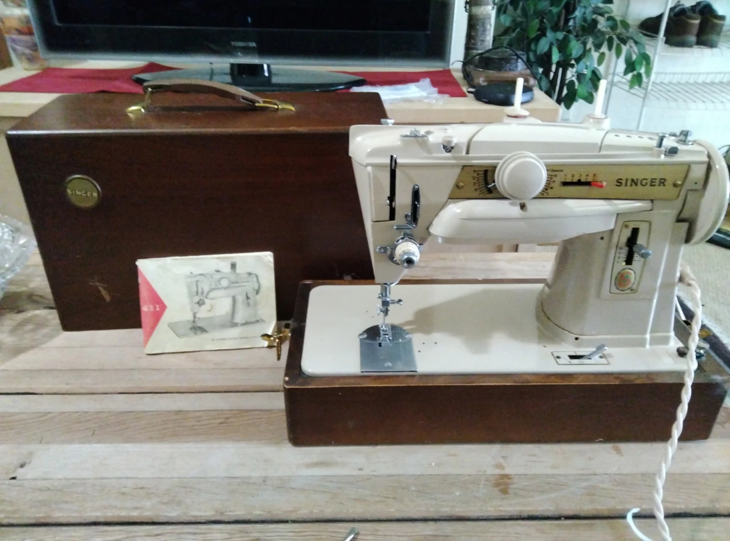 Vintage Singer 411G Sewing Machine w case and manual