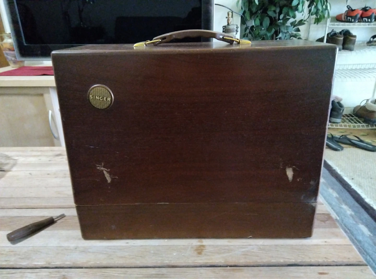 Vintage Singer 411G Sewing Machine w case and manual - photo 3