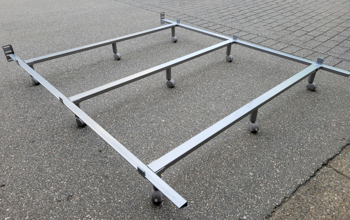 Metal Bed Frame with Casters. Queen size