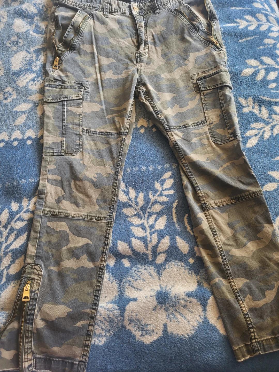 Guess Camo Cargo Pants Size 34