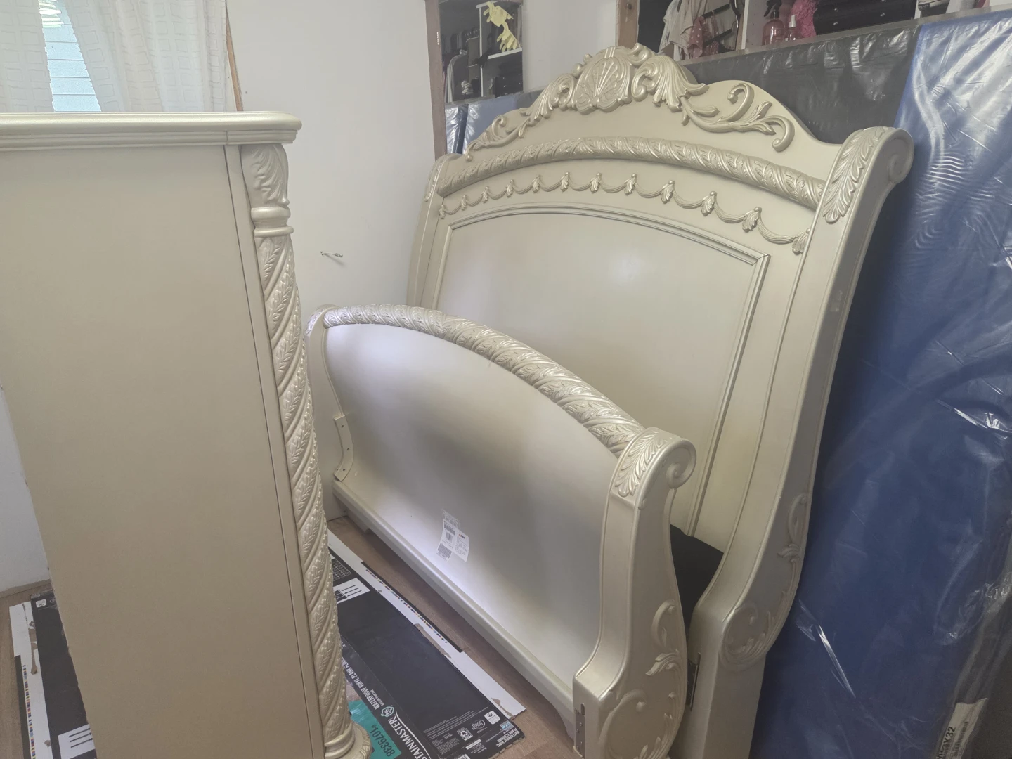 Cassimore Queen Sleigh Bed & dresser - Pearl Silver - photo 4