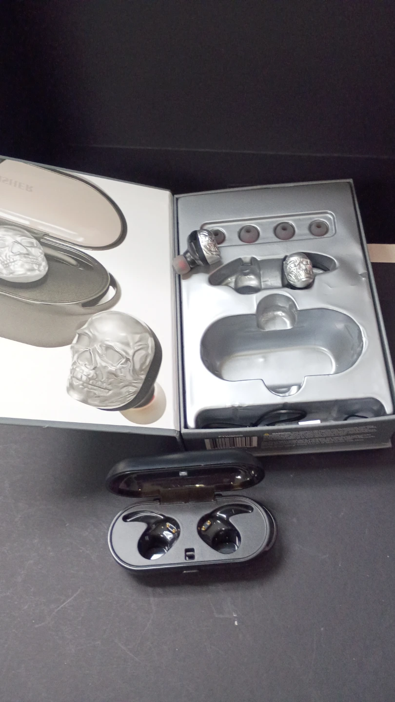 Skull Design Wireless Earbuds with Charging Case - photo 3