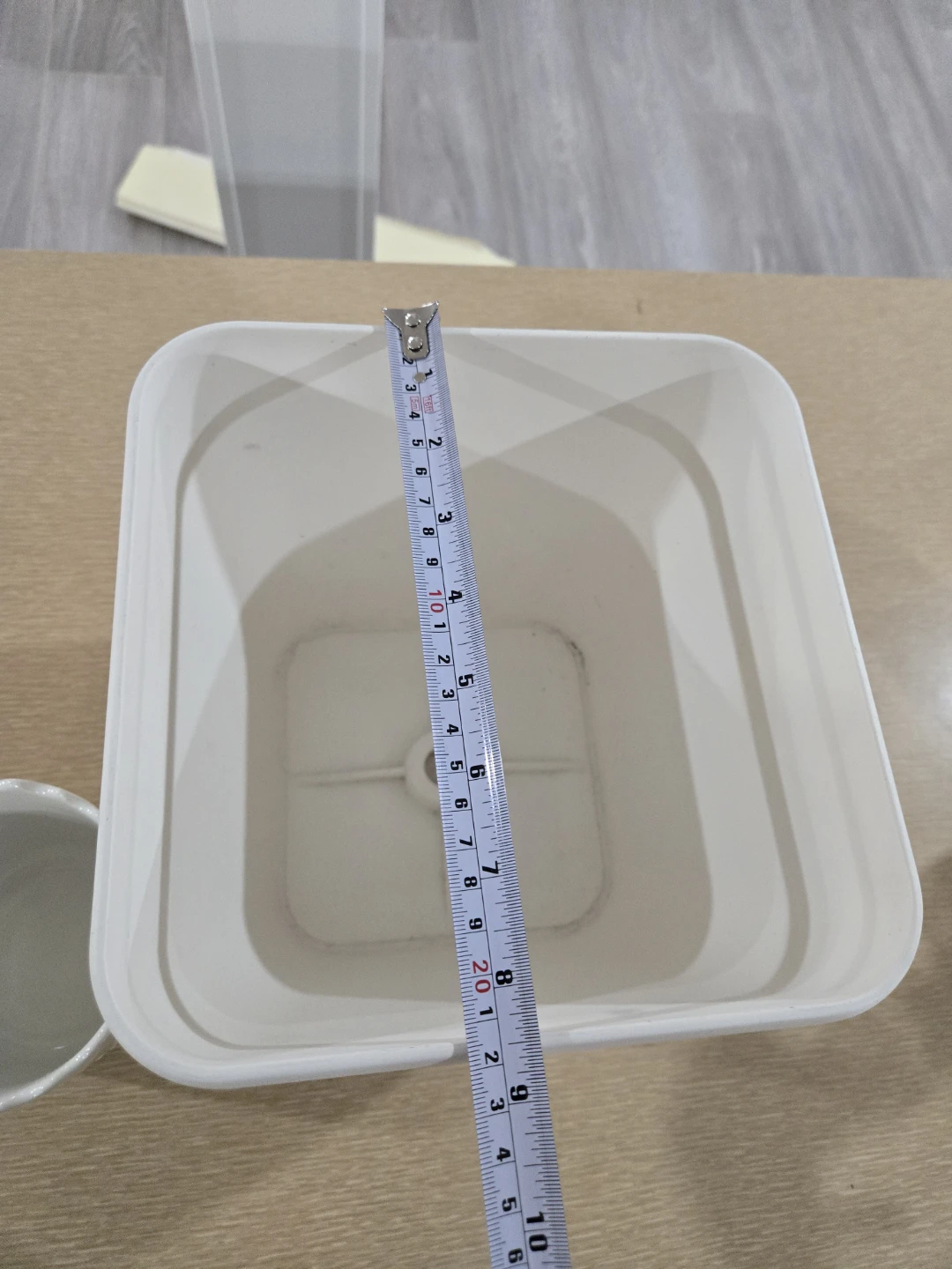 White Ceramic & Plastic Planters Set - photo 4