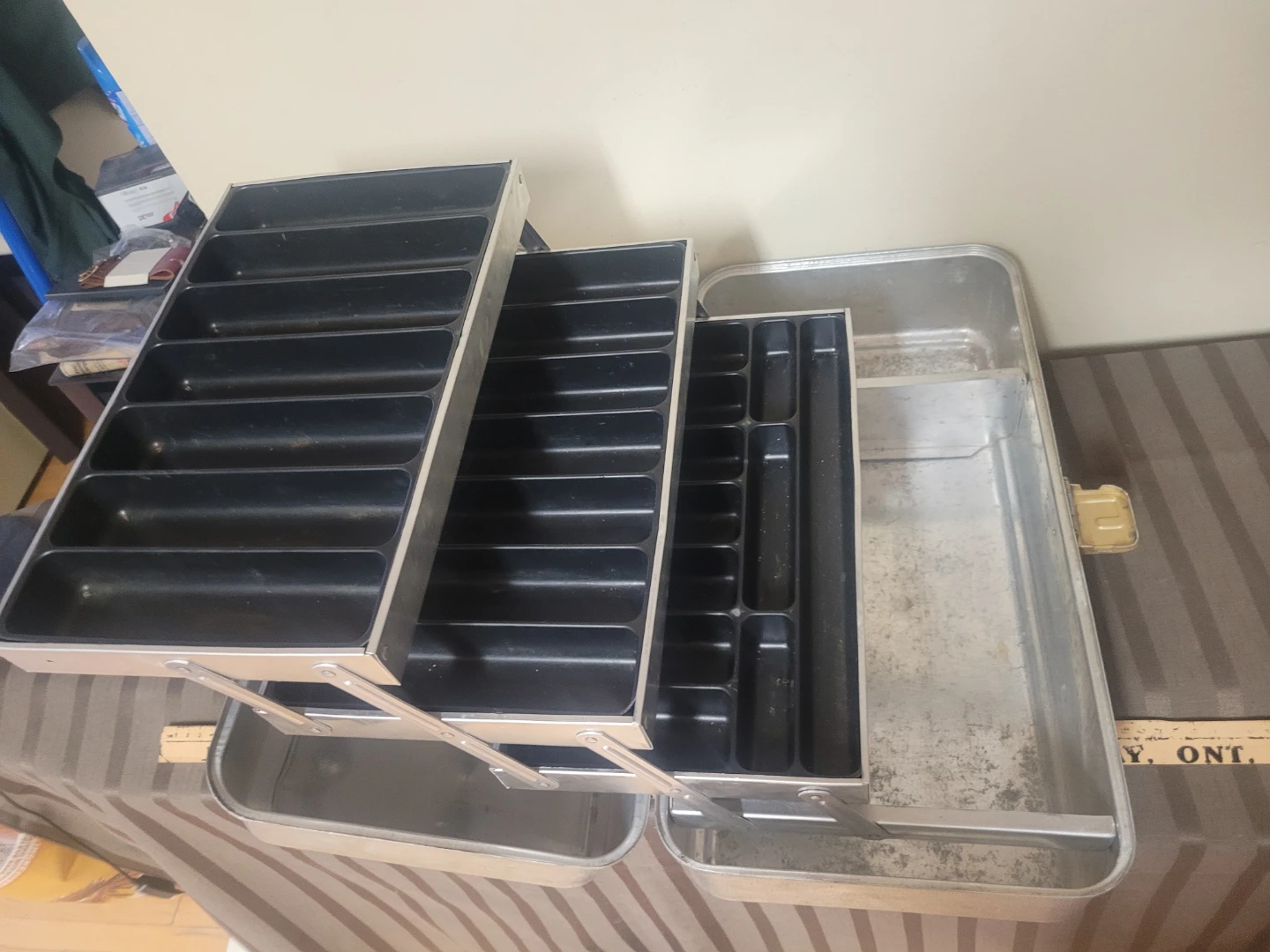 vintage Umco 204 A 3 Trays Aluminum Fishing Tackle Box - photo 2