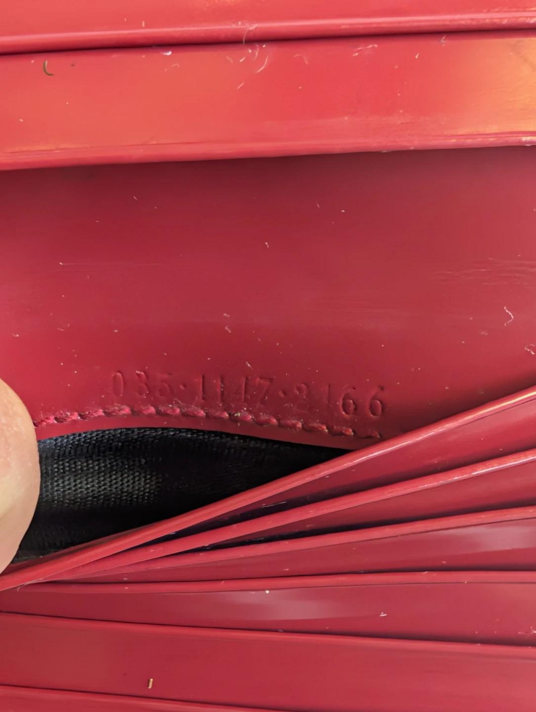 Gucci Red Patent Leather Bifold Wallet - photo 3