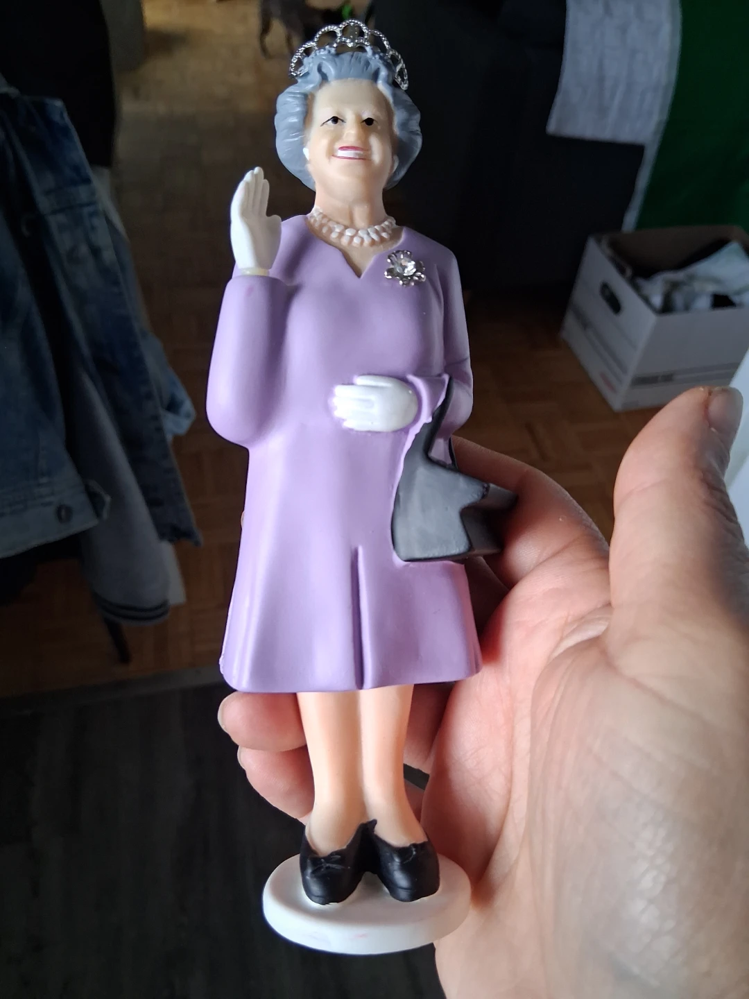 Queen Elizabeth II Figurine - photo 2