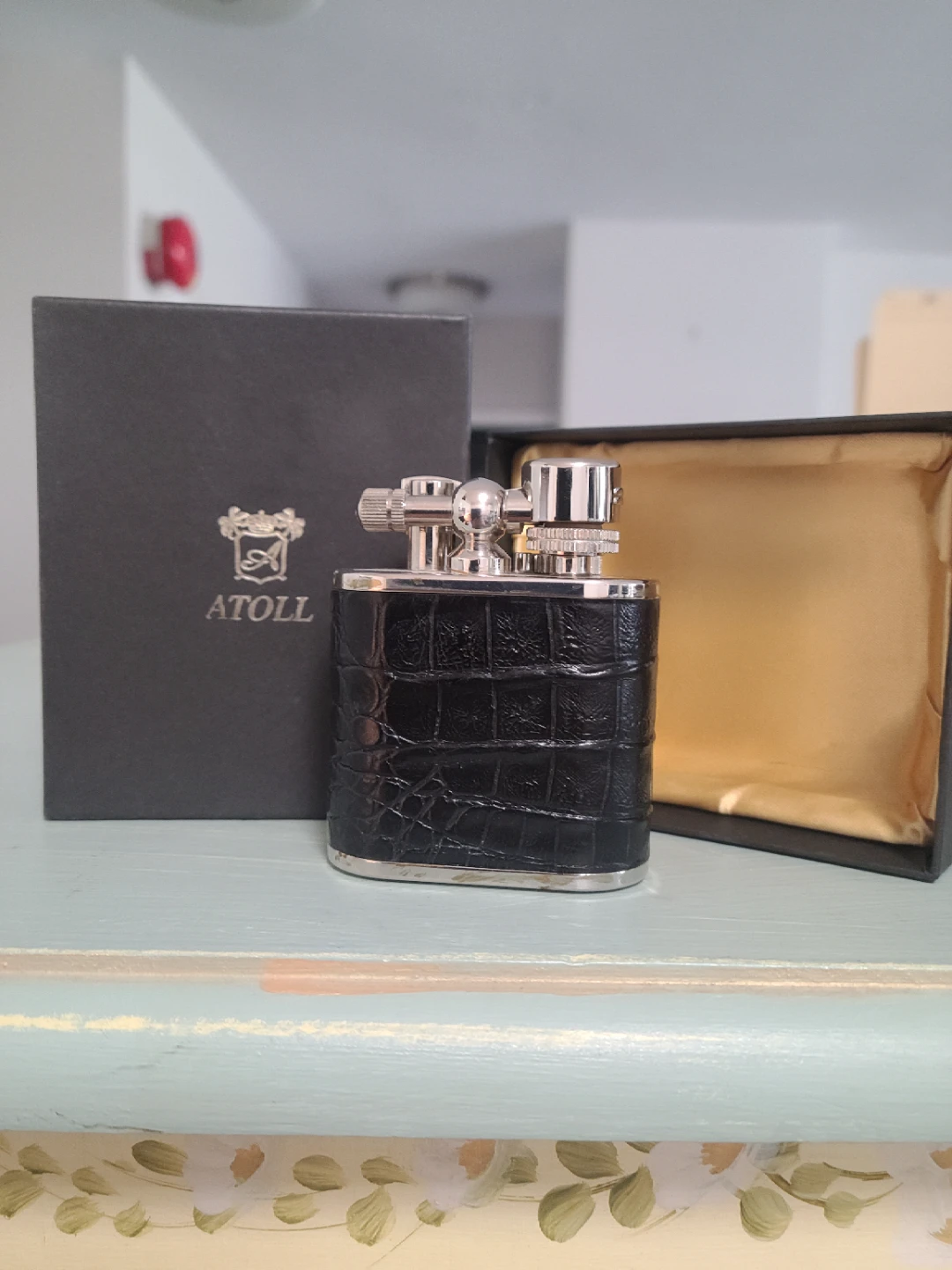 Atoll Cigarette Lighter with Black Crocodile Finish