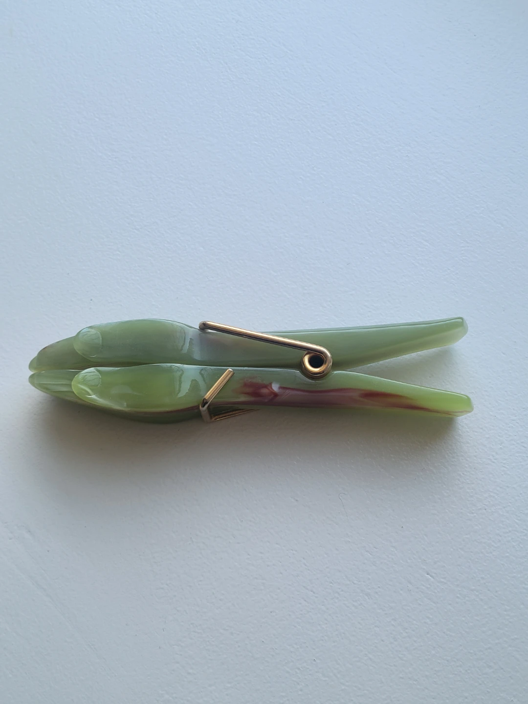 Rare. Vintage Bakelite Praying Hands Paperweight Clip - photo 3
