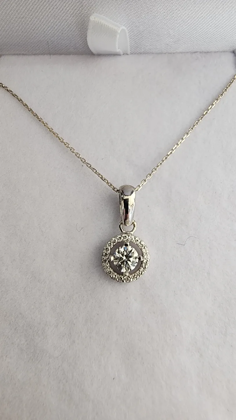 19K White Gold Diamond Pendant Necklace
