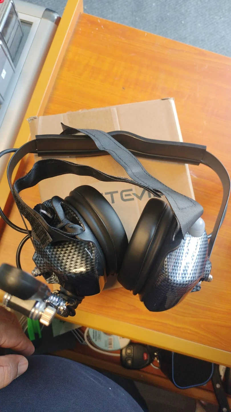 TEV Carbon Fibre Noise Cancelling Headphones - photo 2