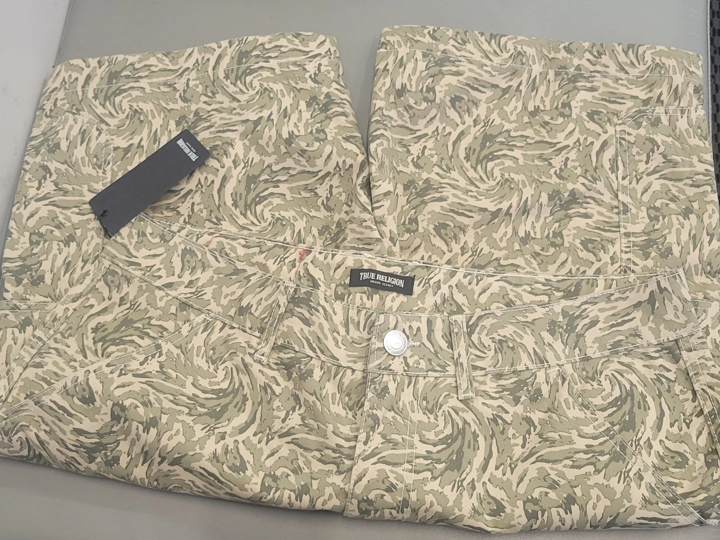 True Religion Abstract Camo Cargo Shorts Men's Size 36 - photo 3